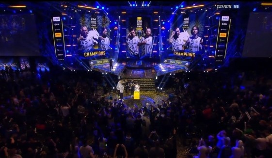 LNG Esports 多人游戏处于低迷状态，SeTab Victor 在团战中贡献了爆炸性的 AOE 伤害， ThunderTalk Gaming 取得了赛点