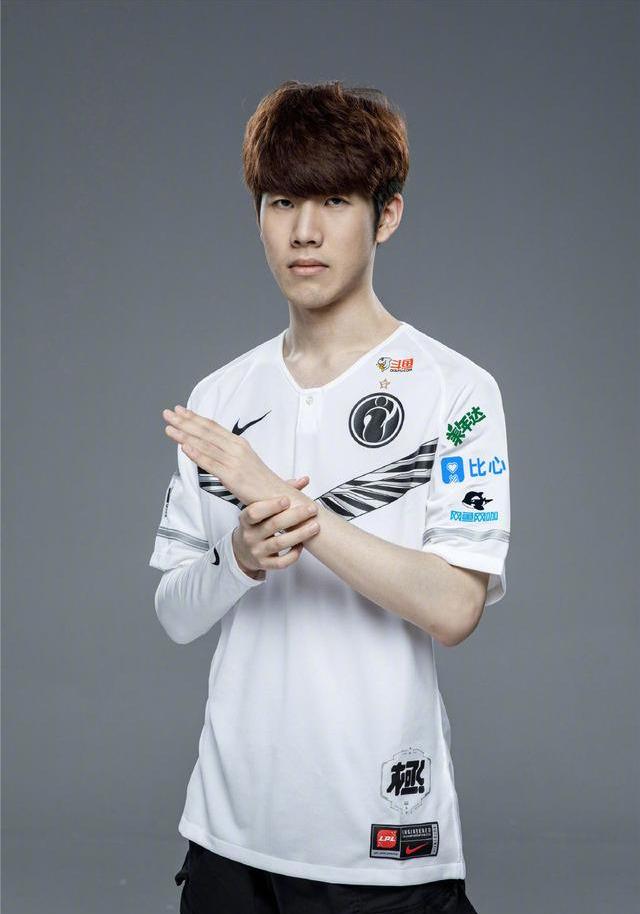 LCK女主持尹秀彬晒照：新的个人主页照片